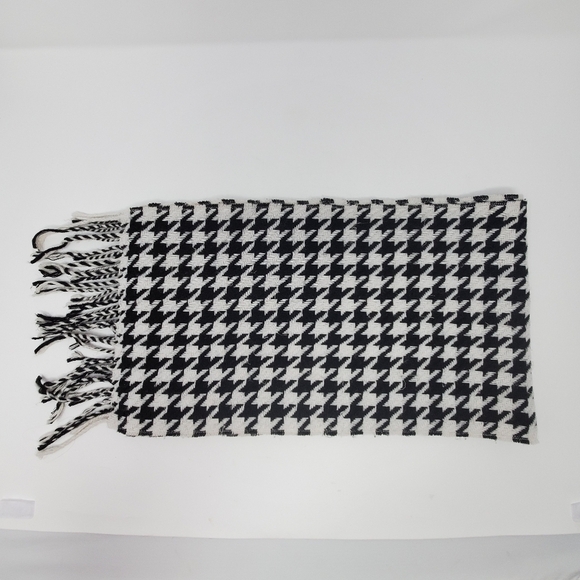 HOUNDSTOOTH Winter Scarf- Women - Picture 5 of 8